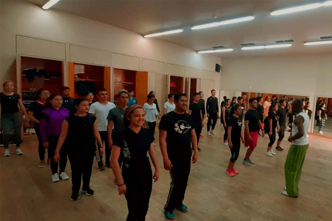 Imparten taller de cumbia colombiana para la comunidad universitaria