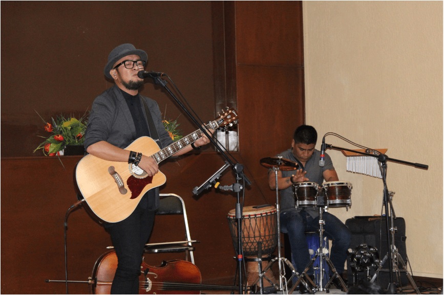 Alfredo Tello e invitados cantan en el CCU La Garza