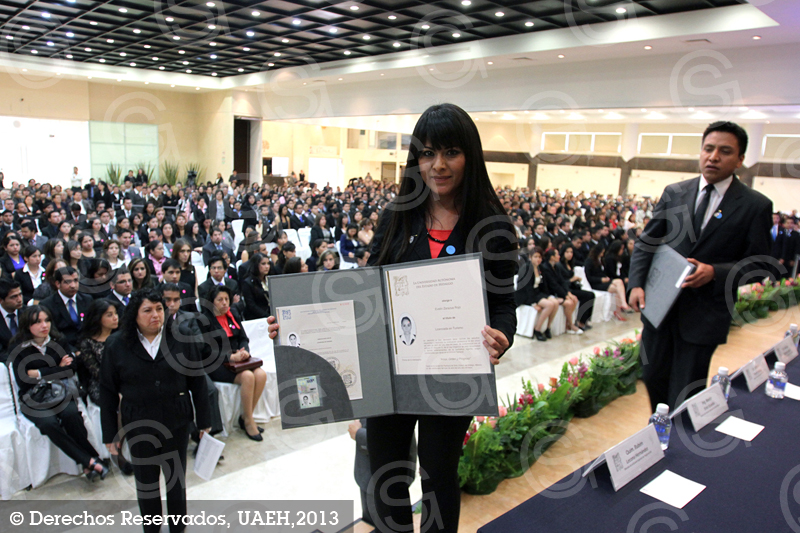 Boletín Reciben título y cédula profesional egresados de la UAEH